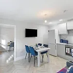 City Sophistication Chic 3-Br For Modern Living